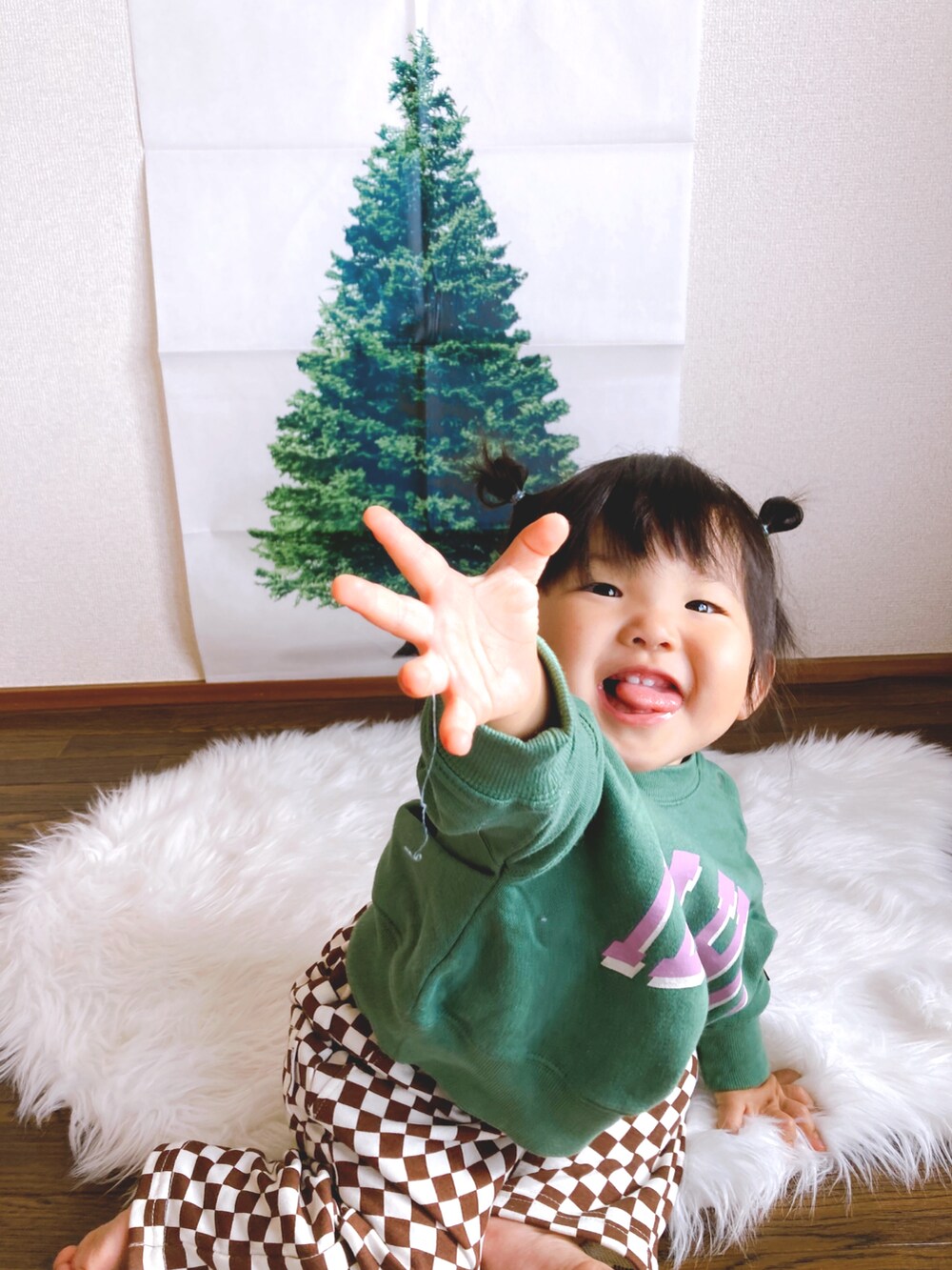 その他のパンツ、グリーン系のスウェットを着用したキッズの秋コーディネートの2枚目の写真