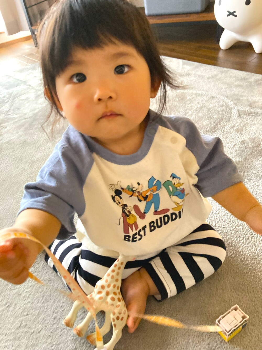 「プチプラ、おしゃれさんと繋がりたい、おだんごヘアー、西松屋、birthday」｜「Birthdayのアイテム（Tシャツ/カットソー、ブルー系）」を使った、にこさん（キッズ・80cm）の秋コーディネートの2枚目の写真
