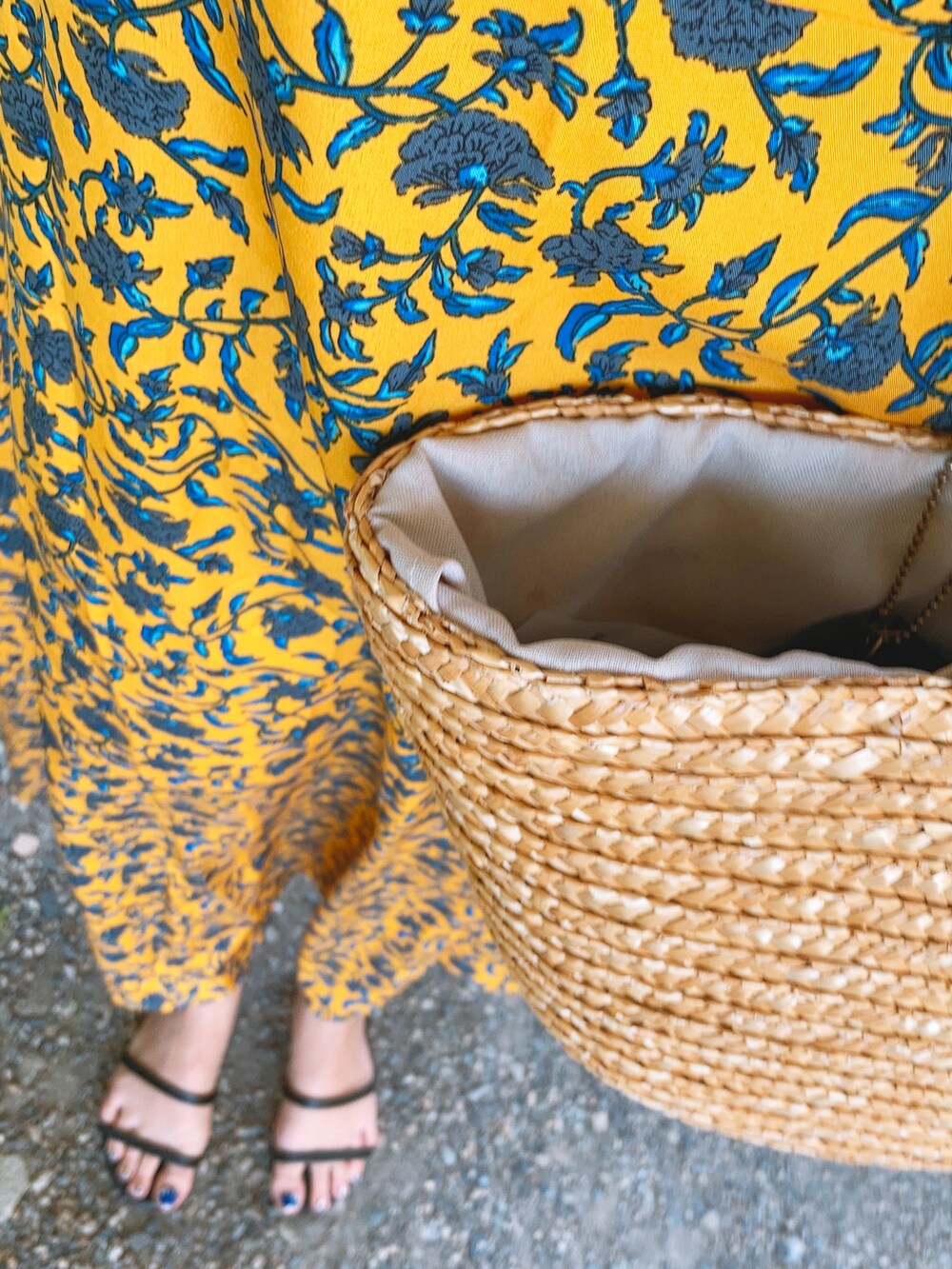 イエロー系のワンピース、ベージュ系のかごバッグを着用したレディースの夏コーディネートの3枚目の写真