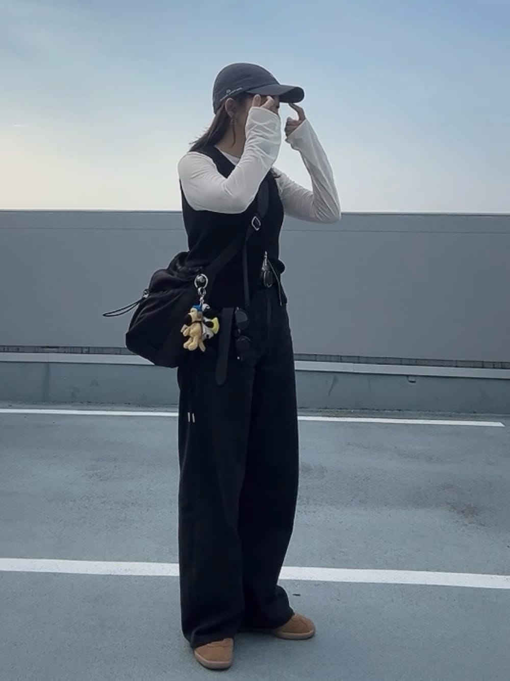 ブラック系のTシャツ/カットソー、ブラック系のベスト、ブラック系のデニムパンツを着用したレディースの夏コーディネートの2枚目の写真