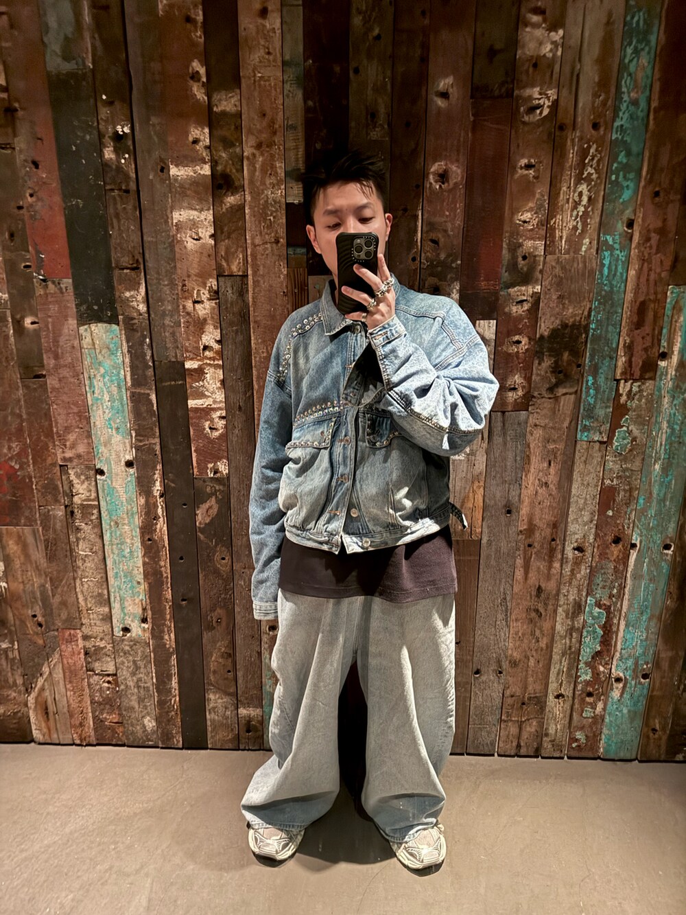 ブルー系のジャケット/アウター、ブルー系のパンツ、グレー系のシューズを着用したメンズの冬コーディネートの3枚目の写真