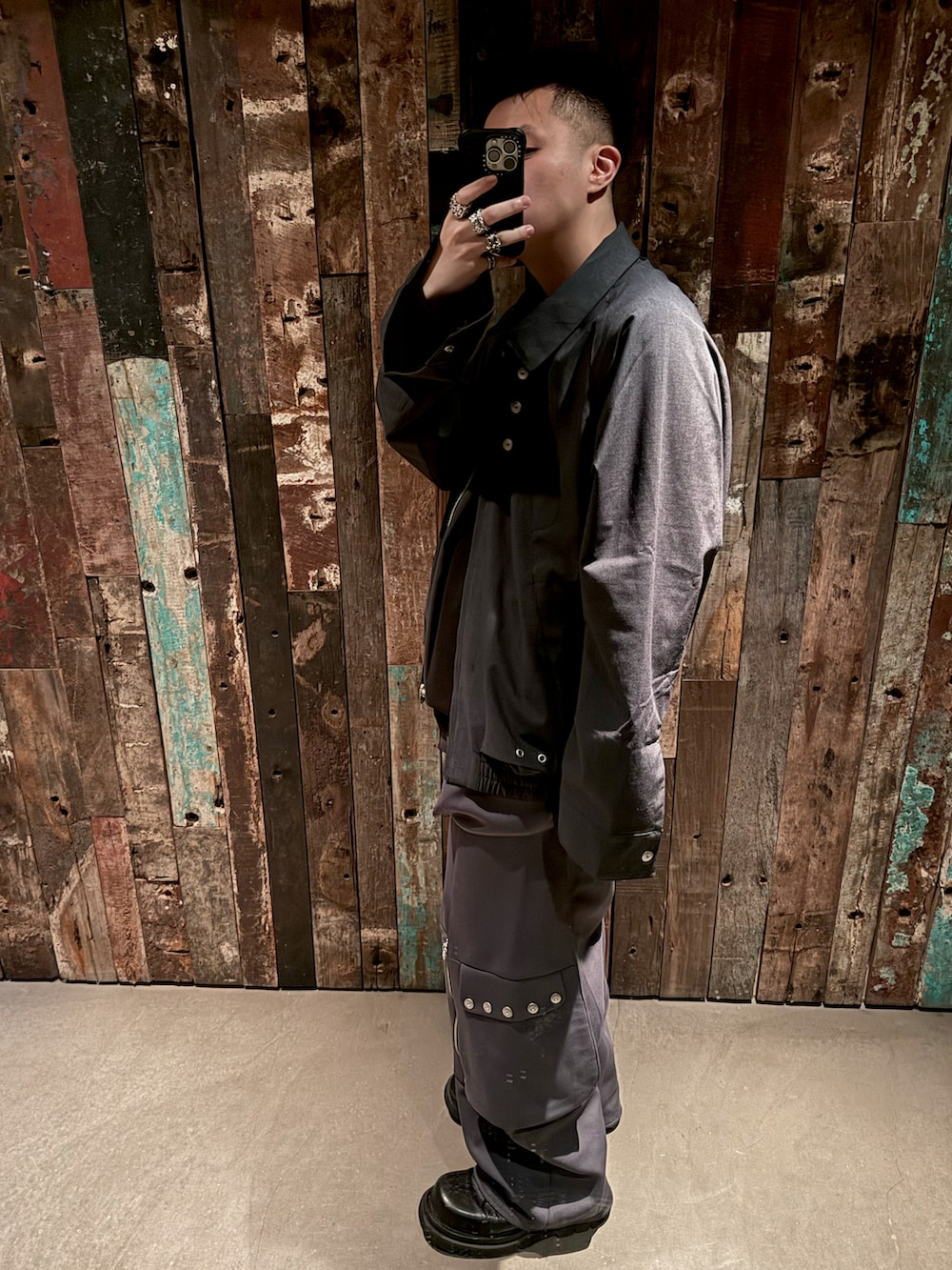 グレー系のジャケット/アウター、グレー系のパンツ、ブラック系のシューズを着用したメンズの春コーディネートの4枚目の写真
