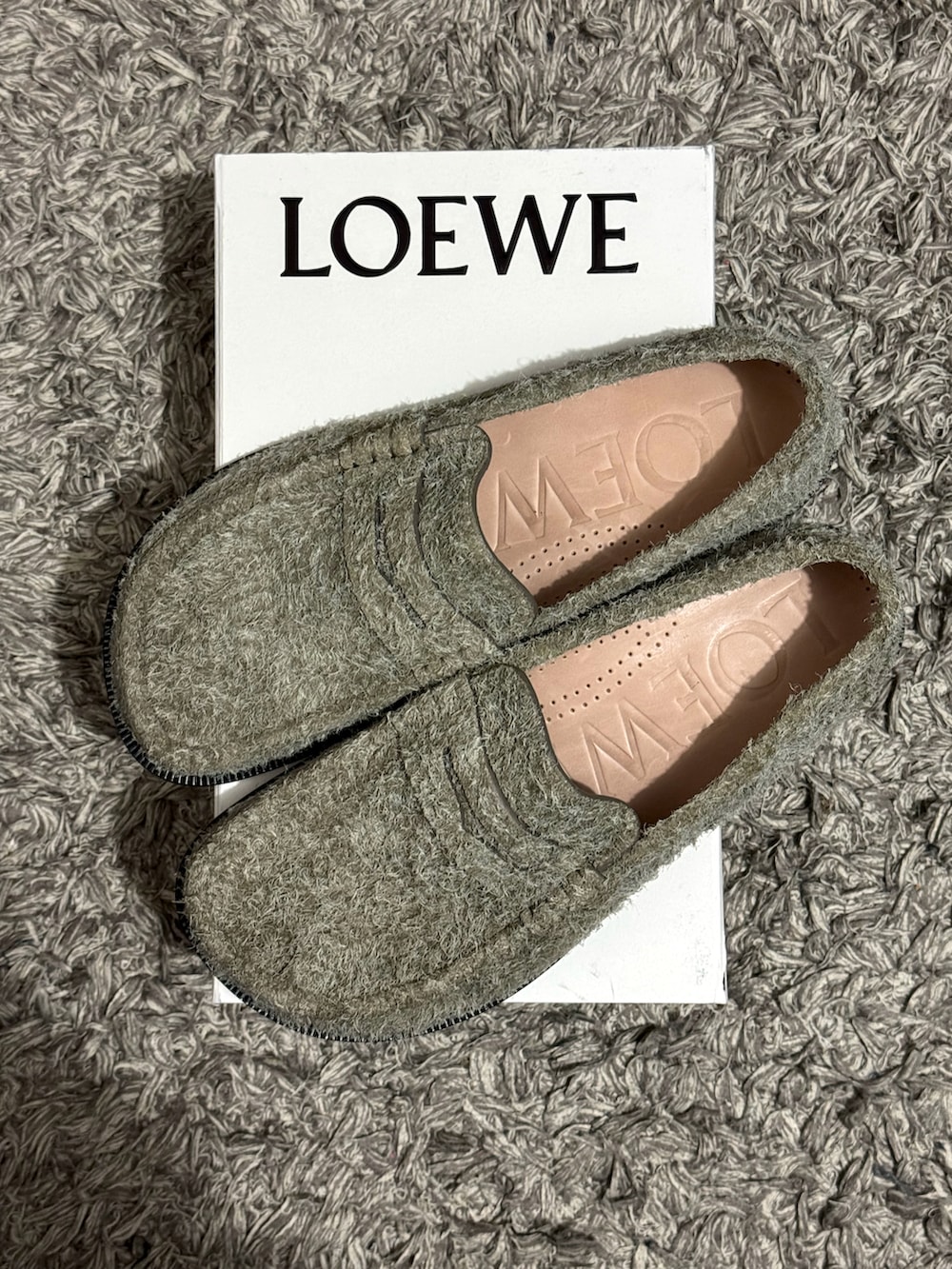 グレー系のジャケット/アウター、グレー系のパンツ、ブラック系のシューズを着用したメンズの冬コーディネートの5枚目の写真