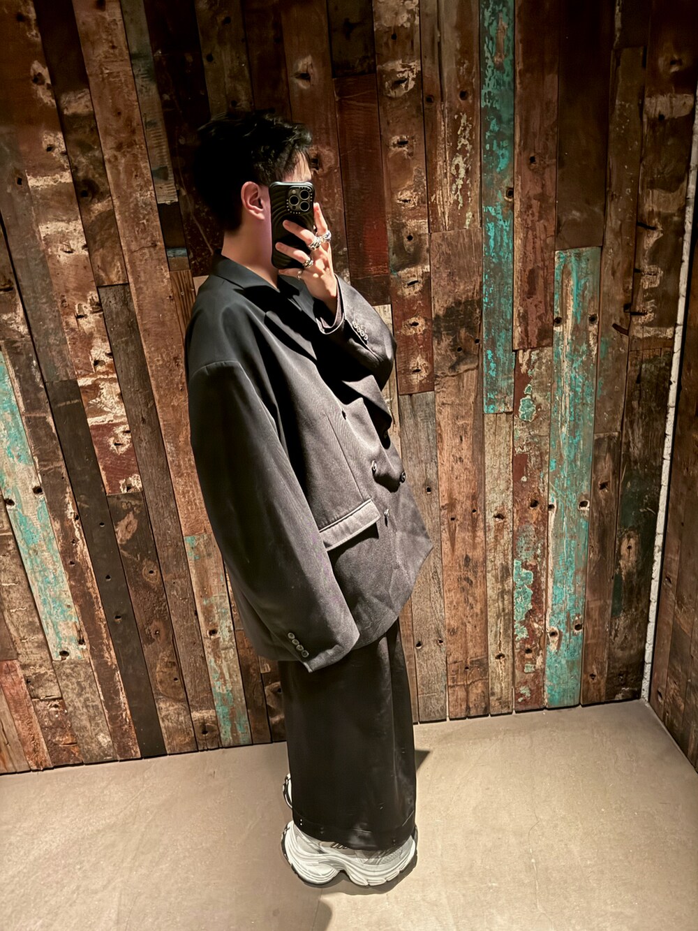 ブラック系のジャケット/アウター、ブラック系のパンツ、ホワイト系のシューズを着用したメンズの冬コーディネートの4枚目の写真