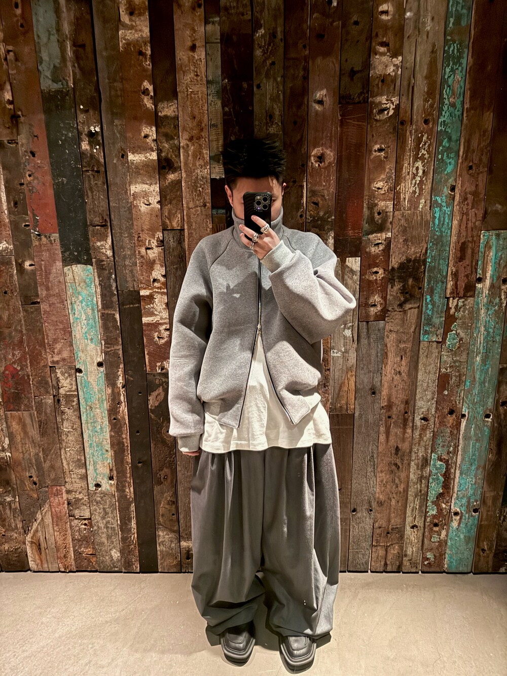 グレー系のジャケット/アウター、グレー系のシューズを着用したメンズの冬コーディネートの2枚目の写真