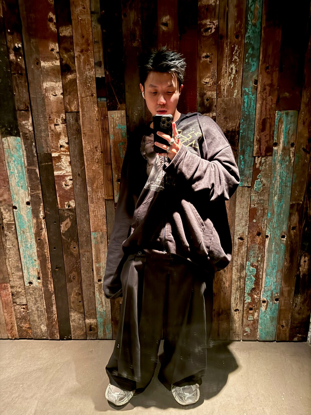 ブラック系のジャケット/アウター、ブラック系のパンツ、グレー系のシューズを着用したメンズの春コーディネートの3枚目の写真