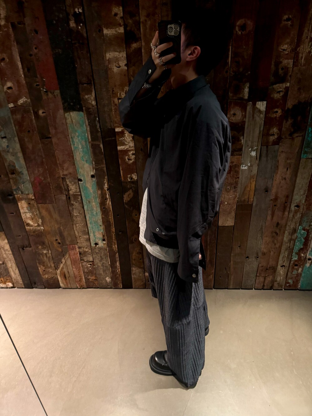 グレー系のジャケット/アウター、グレー系のパンツ、ブラック系のシューズを着用したメンズの春コーディネートの3枚目の写真