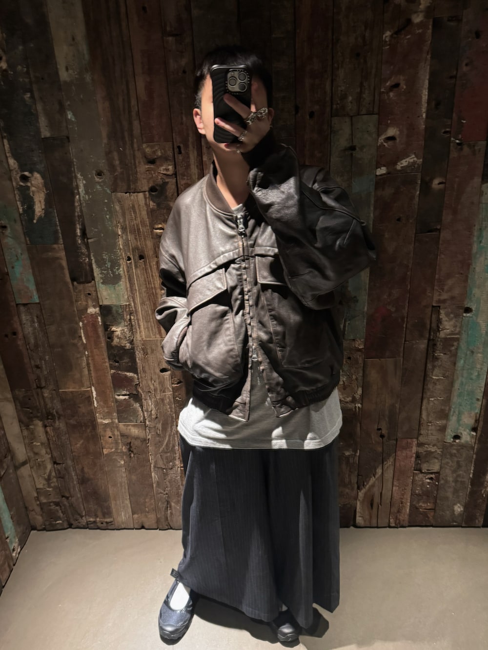 ブラウン系のジャケット/アウター、ブルー系のシューズを着用したメンズの春コーディネートの2枚目の写真