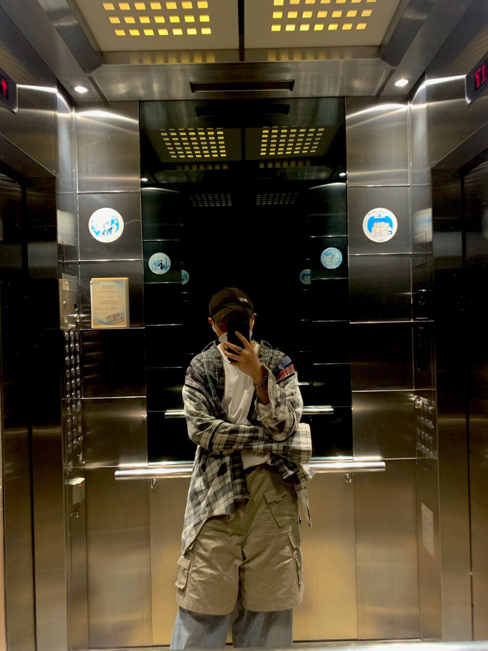 その他のジャケット/アウター、その他のパンツ、ブラック系のキャップを着用したメンズの春コーディネートの3枚目の写真