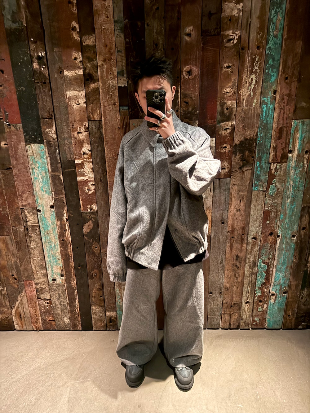 グレー系のジャケット/アウター、グレー系のパンツ、ブラック系のシューズを着用したメンズの冬コーディネートの2枚目の写真