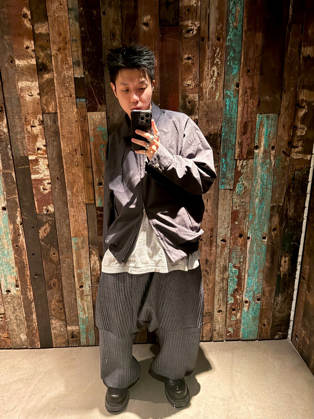 グレー系のジャケット/アウター、グレー系のパンツ、ブラック系のシューズを着用したメンズの春コーディネートの2枚目の写真