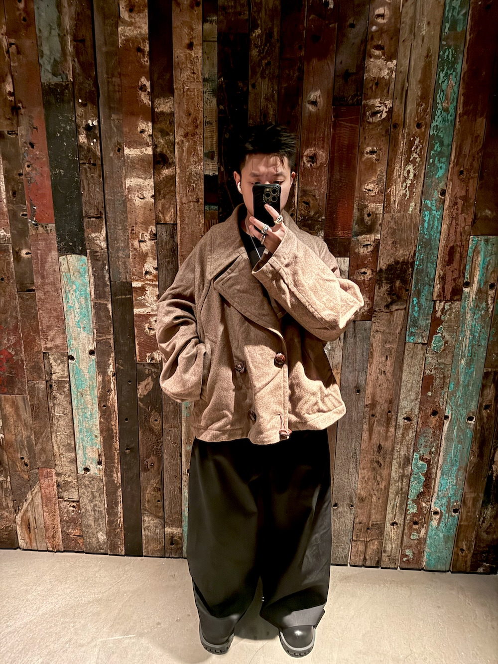 ブラウン系のジャケット/アウター、ブラック系のシューズを着用したメンズの冬コーディネートの2枚目の写真