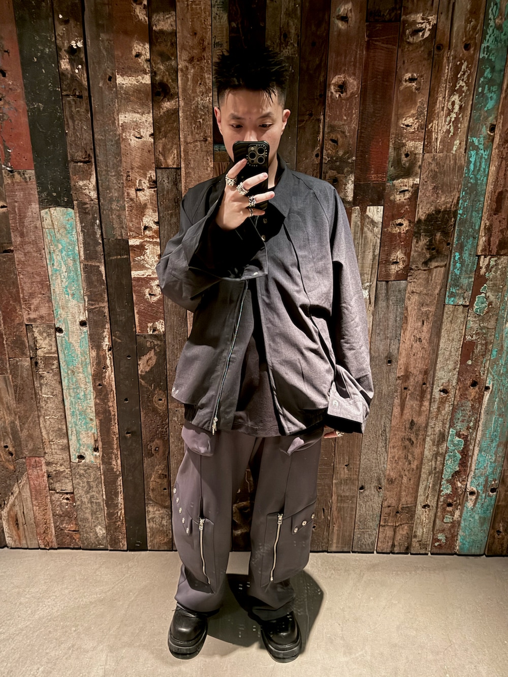 グレー系のジャケット/アウター、グレー系のパンツ、ブラック系のシューズを着用したメンズの春コーディネートの2枚目の写真