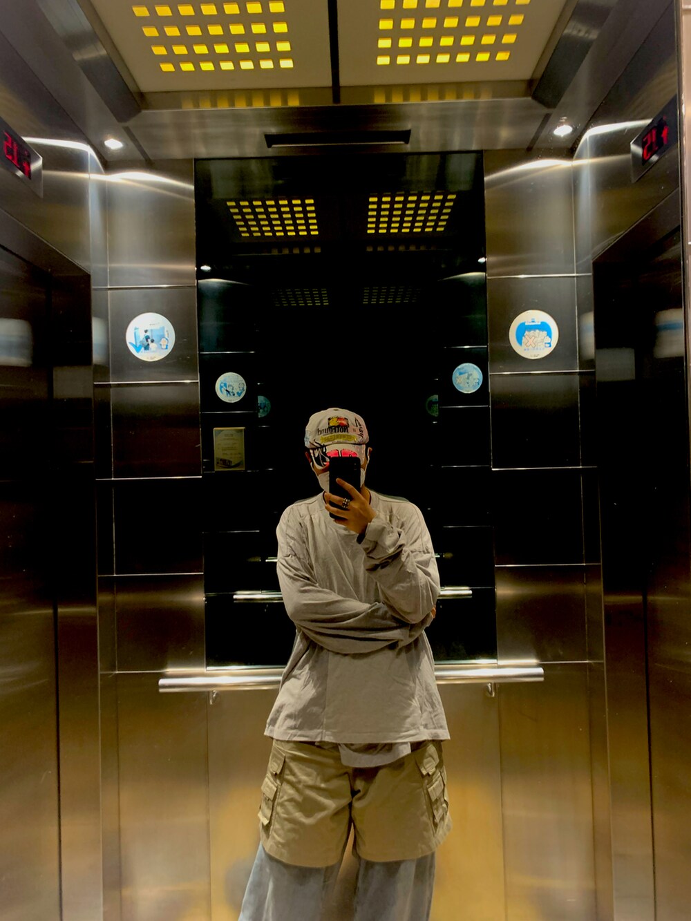 グレー系のトップス、その他のパンツ、ブルー系の帽子を着用したメンズの春コーディネートの2枚目の写真