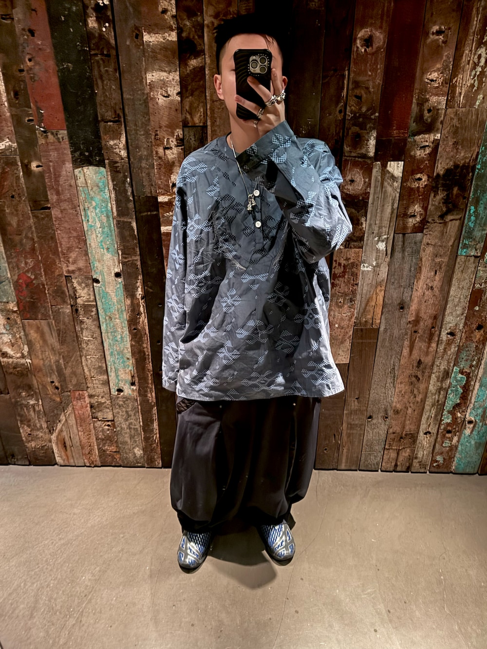 「hkboy、hk、kiko kostadinov、kikokostadinov×asics、asics novalis」｜「KIKO KOSTADINOVのアイテム（トップス、ブルー系）」を使った、CMPさん（メンズ・174cm）の春コーディネートの2枚目の写真