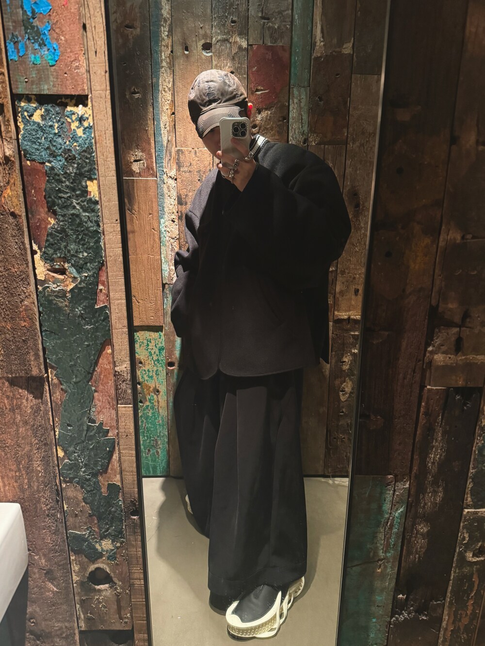 「Namesakeのアイテム（トップス、ブラック系）」を使った、CMPさん（メンズ・174cm）の春コーディネートの3枚目の写真