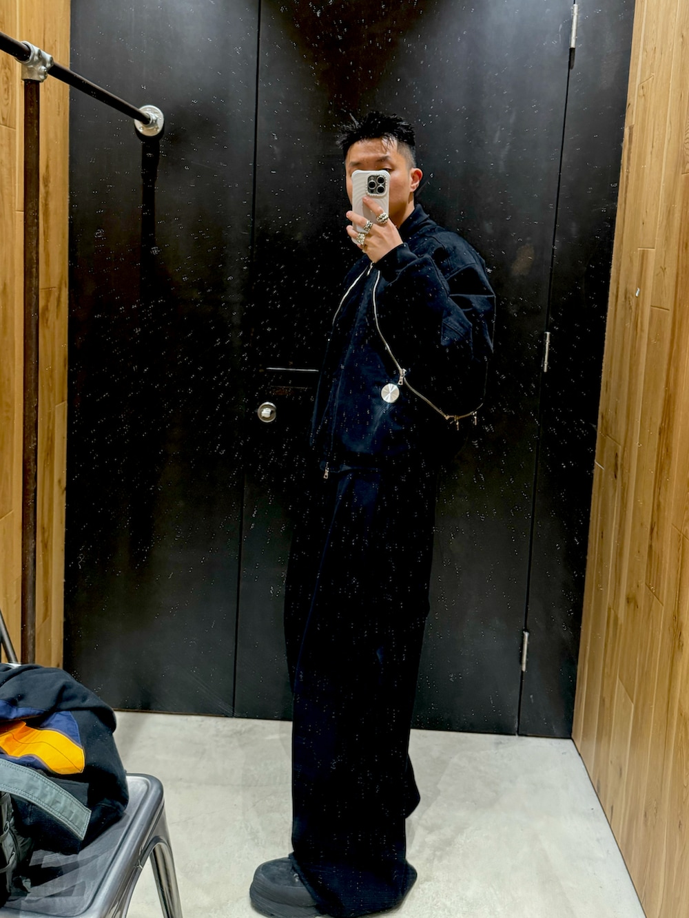 ブラック系のMA-1、ブラック系のパンツ、ブラック系のシューズを着用したメンズの冬コーディネートの3枚目の写真