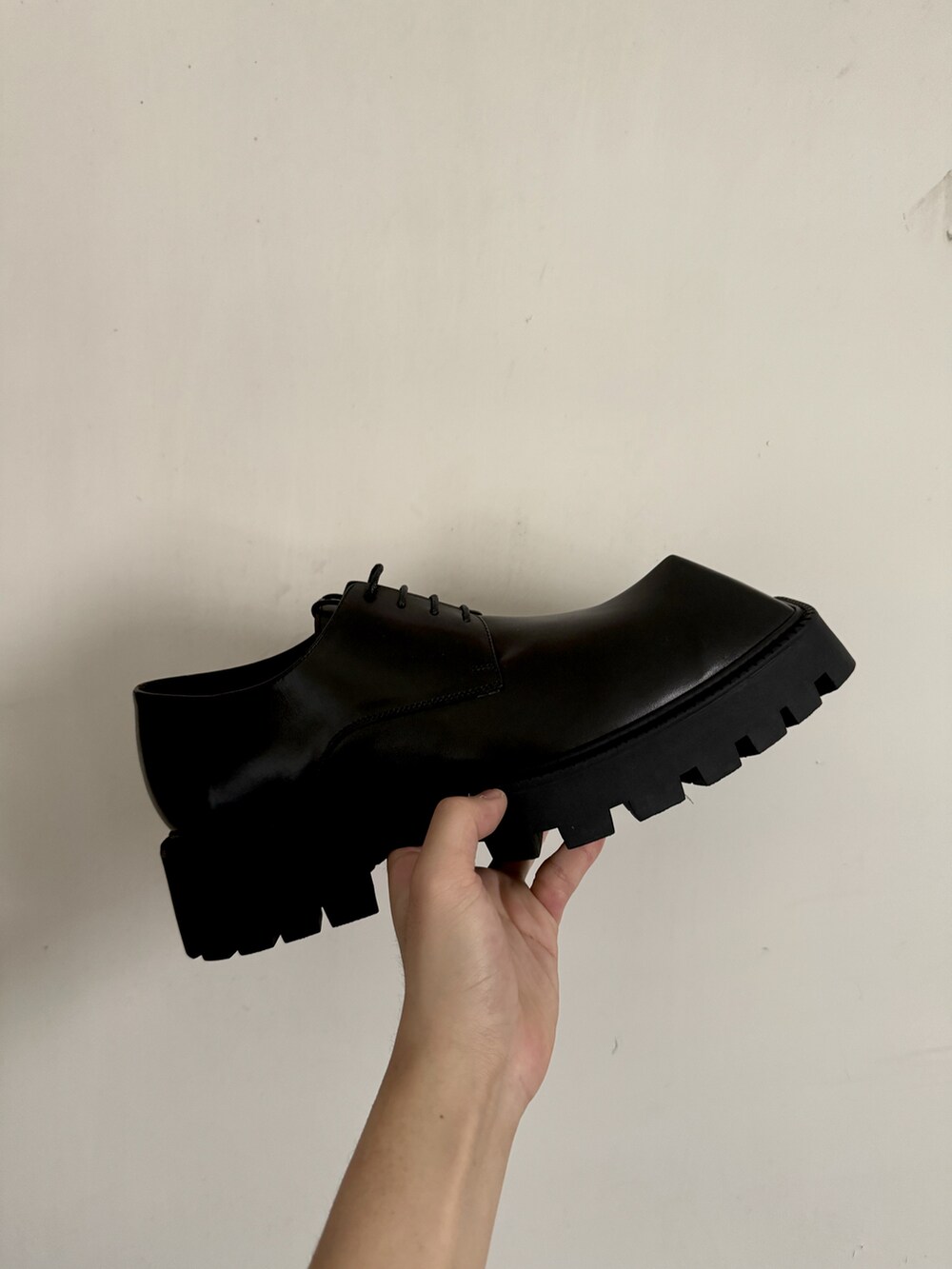 ブラック系のジャケット/アウター、ブルー系のバッグ、ブラック系のパンツを着用したメンズの春コーディネートの5枚目の写真