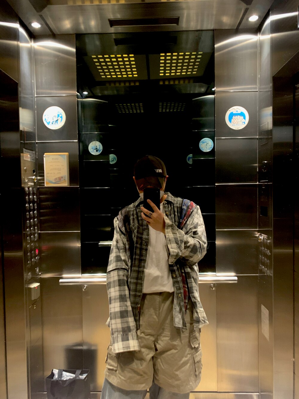 その他のジャケット/アウター、その他のパンツ、ブラック系のキャップを着用したメンズの春コーディネートの2枚目の写真