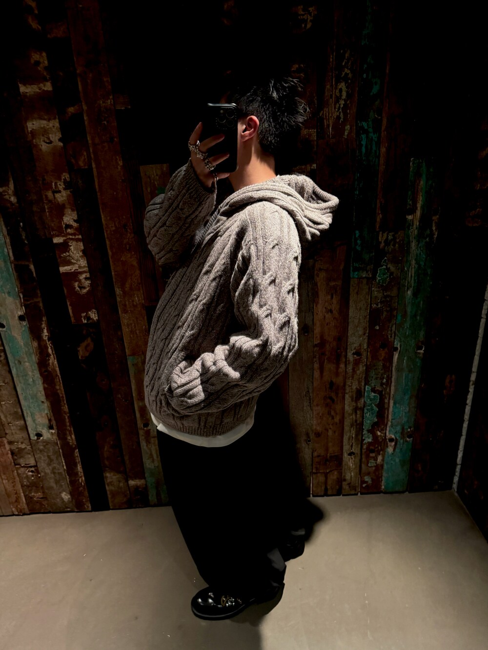 グレー系のジャケット/アウター、ブラック系のシューズを着用したメンズの春コーディネートの3枚目の写真