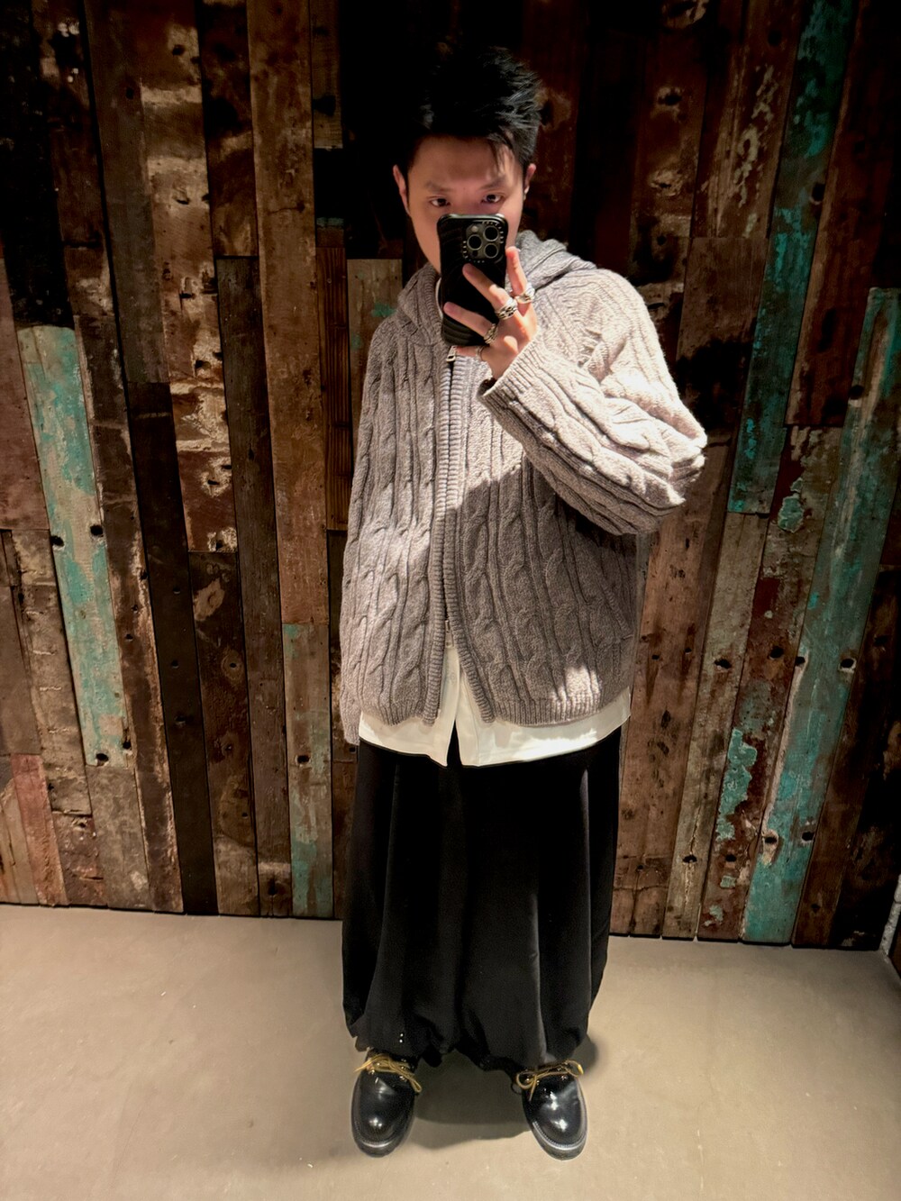 グレー系のジャケット/アウター、ブラック系のシューズを着用したメンズの春コーディネートの2枚目の写真