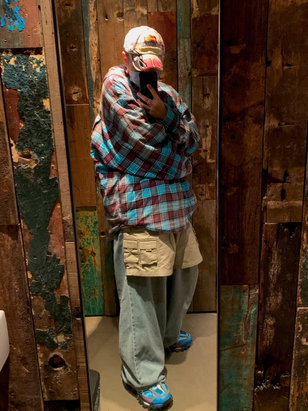 ブルー系のジャケット/アウター、ブルー系のパンツ、ブルー系のシューズを着用したメンズの冬コーディネートの3枚目の写真