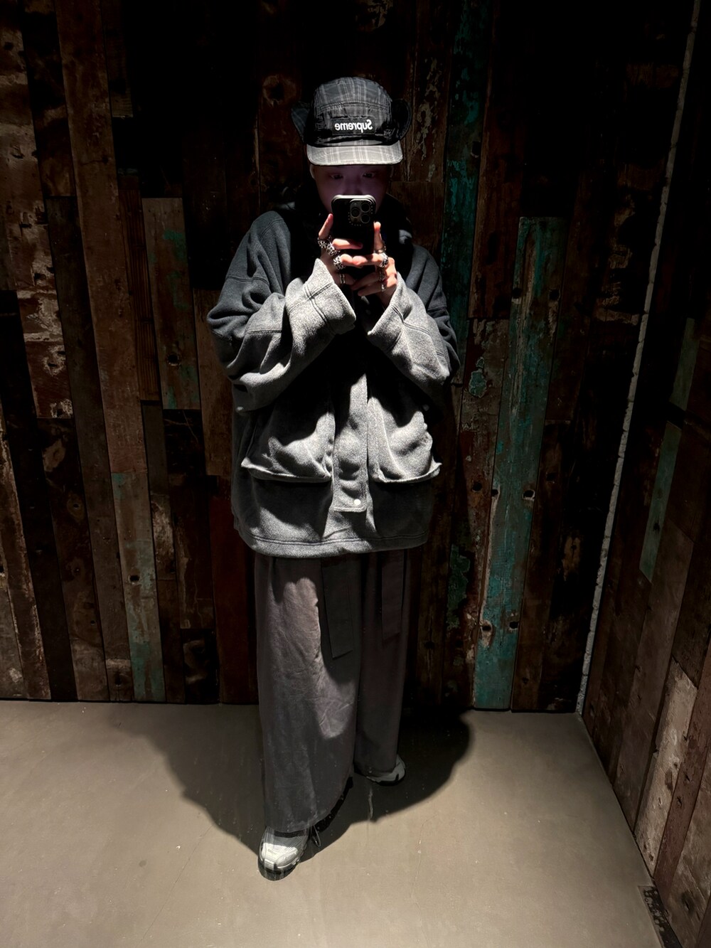 グレー系のジャケット/アウター、グレー系のシューズ、ブラック系の帽子を着用したメンズの冬コーディネートの2枚目の写真