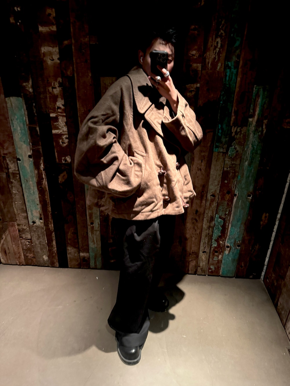 ブラウン系のジャケット/アウター、ブラック系のシューズを着用したメンズの冬コーディネートの3枚目の写真