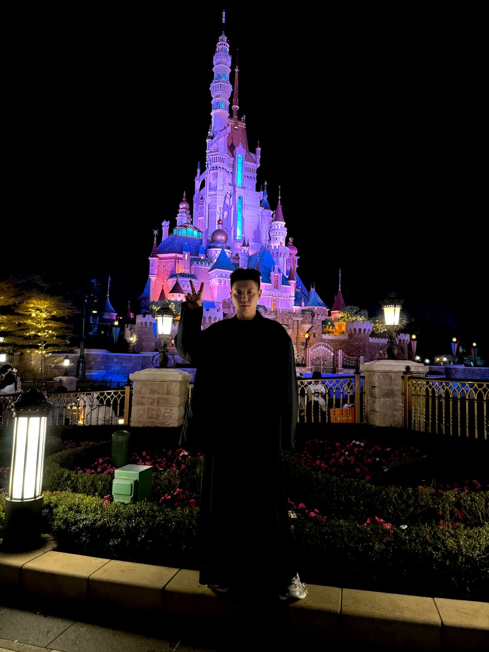 ブラック系のジャケット/アウター、ブラック系のパンツ、シルバー系のシューズを着用したメンズの冬コーディネートの2枚目の写真