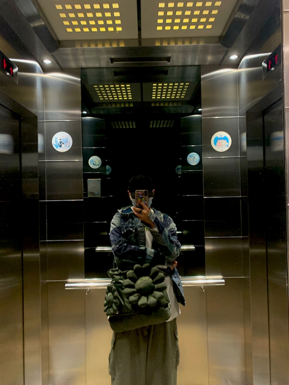 ブルー系のジャケット/アウター、グリーン系のバッグ、ブラック系の帽子を着用したメンズの春コーディネートの2枚目の写真