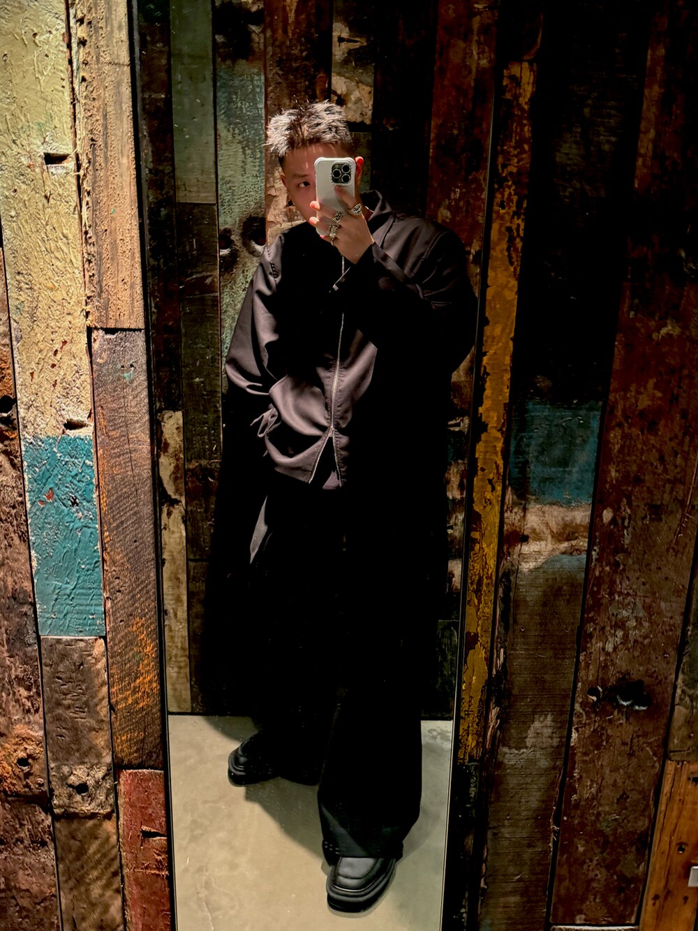 ブラック系のジャケット/アウター、ブラック系のパンツ、ブラック系のシューズを着用したメンズの冬コーディネートの3枚目の写真