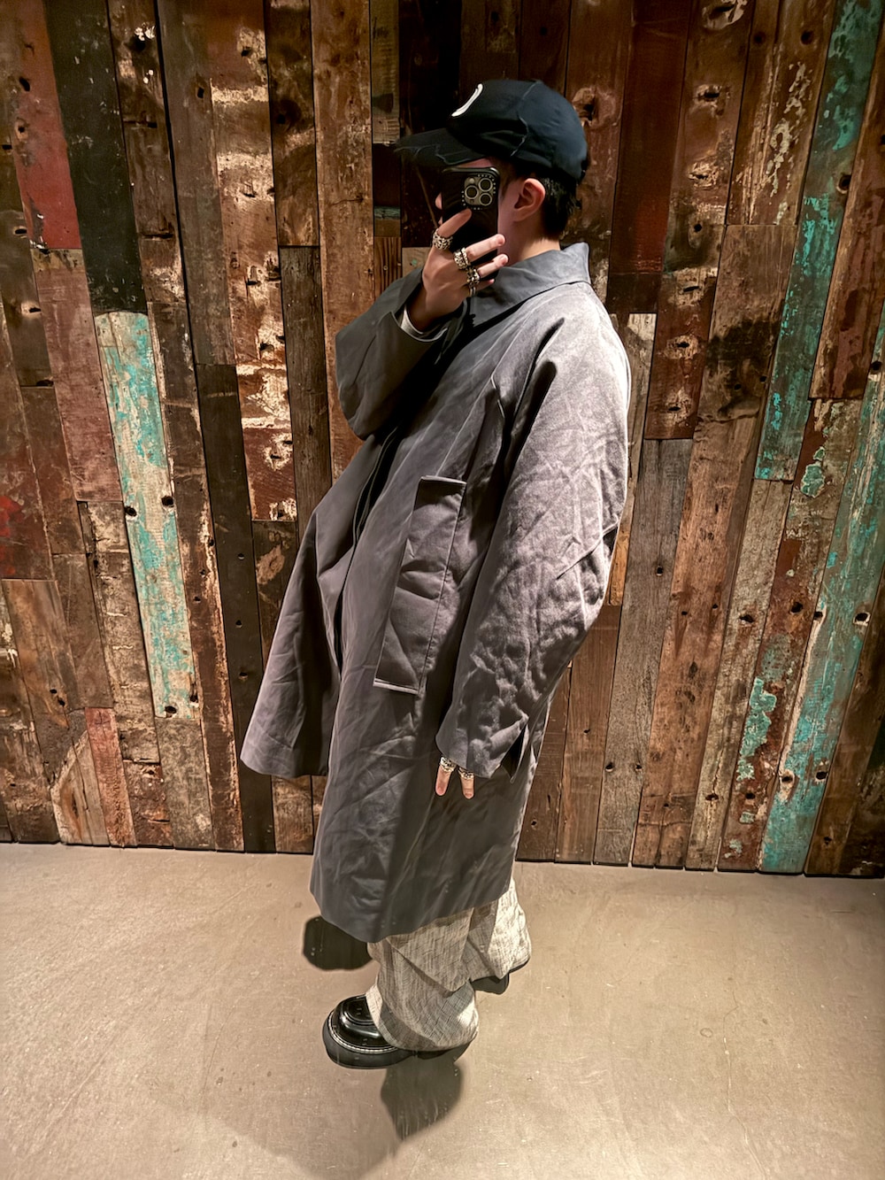 グリーン系のジャケット/アウター、ホワイト系のパンツ、ブラック系のシューズを着用したメンズの冬コーディネートの3枚目の写真