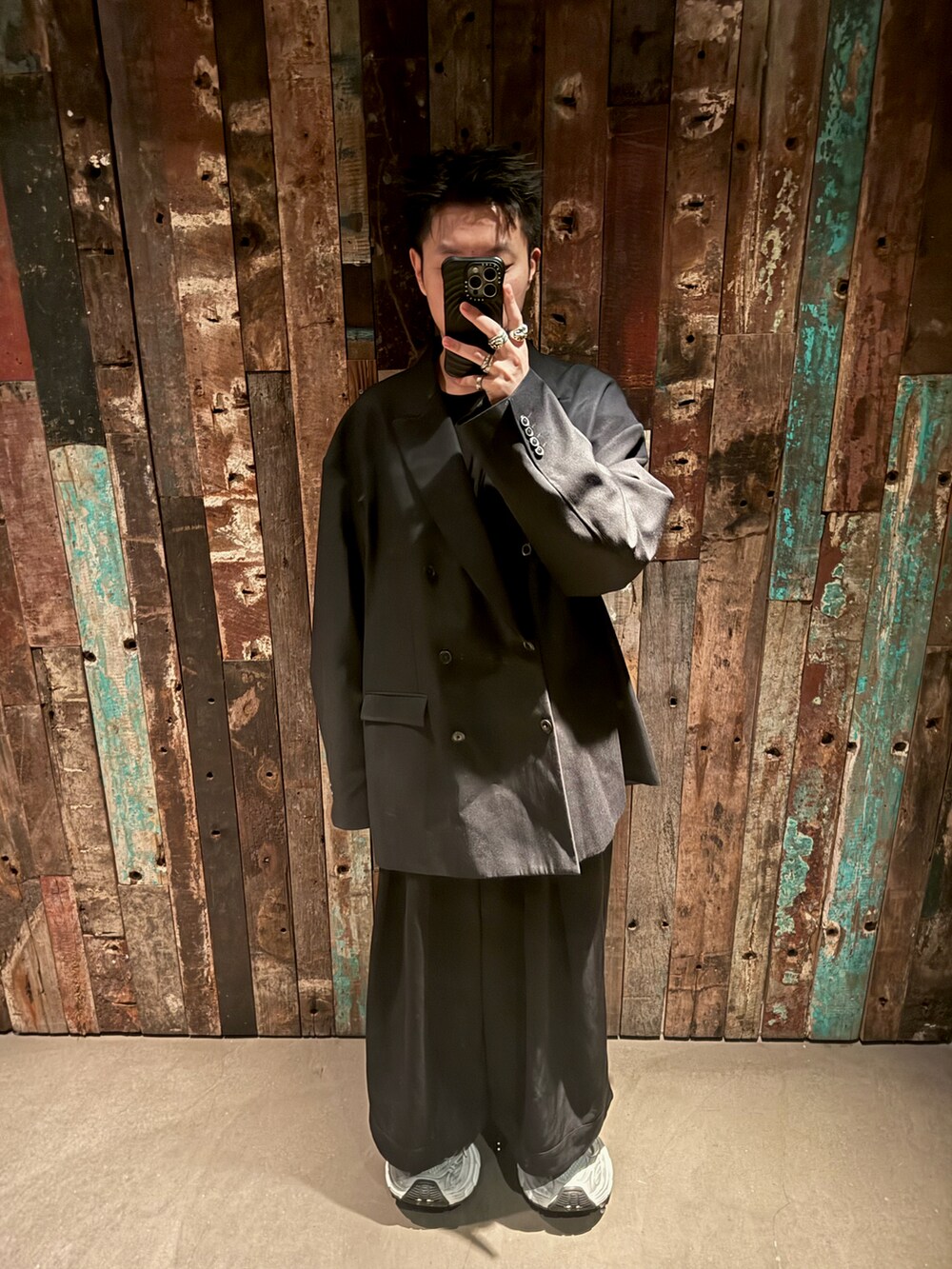 ブラック系のジャケット/アウター、ブラック系のパンツ、ホワイト系のシューズを着用したメンズの冬コーディネートの2枚目の写真