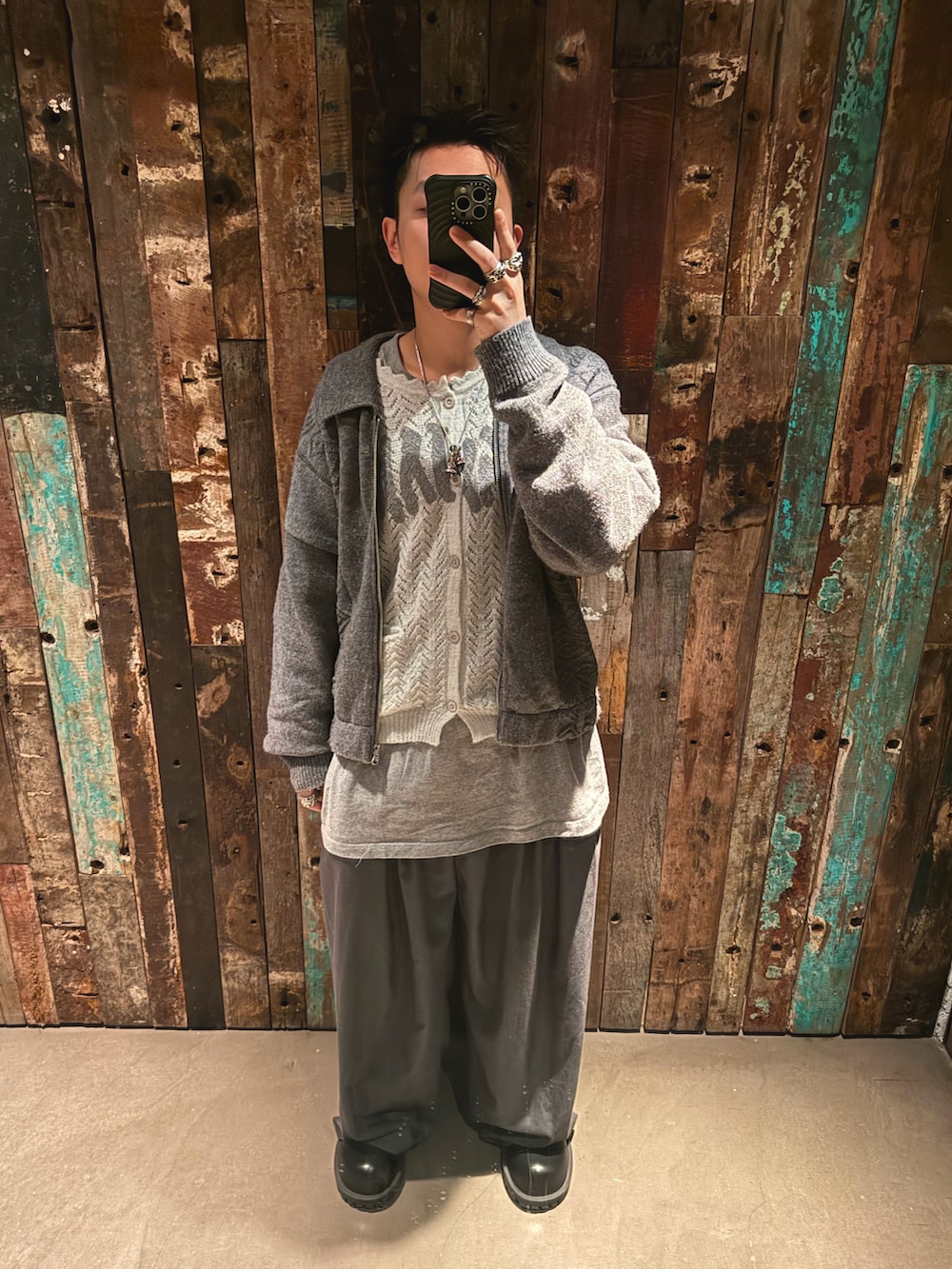 「hkboy、hk、grey、MAGLIANO、AcneStudios、BALENCIAGA」｜「MAGLIANOのアイテム（アンサンブル、グレー系）」を使った、CMPさん（メンズ・174cm）の冬コーディネートの2枚目の写真