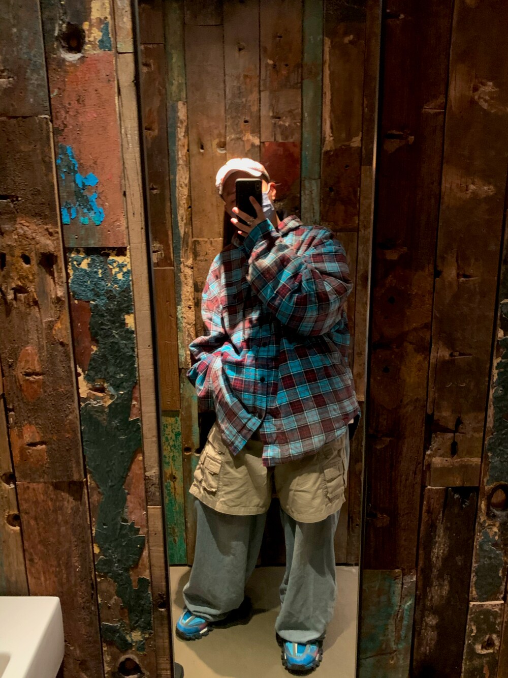 ブルー系のジャケット/アウター、ブルー系のパンツ、ブルー系のシューズを着用したメンズの冬コーディネートの2枚目の写真