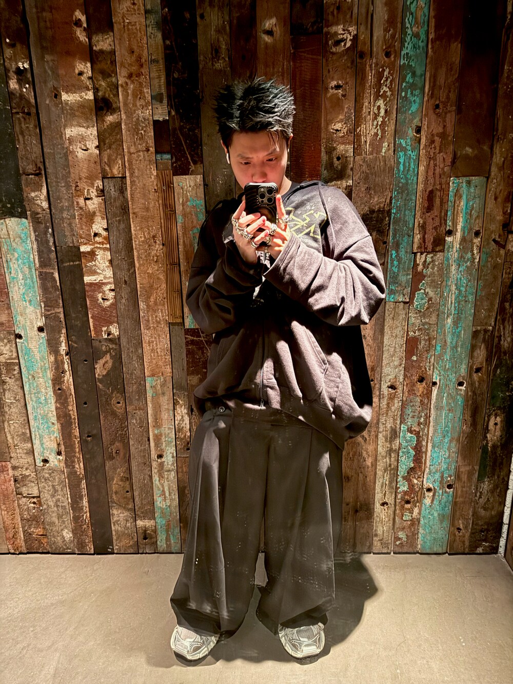 ブラック系のジャケット/アウター、ブラック系のパンツ、グレー系のシューズを着用したメンズの春コーディネートの2枚目の写真