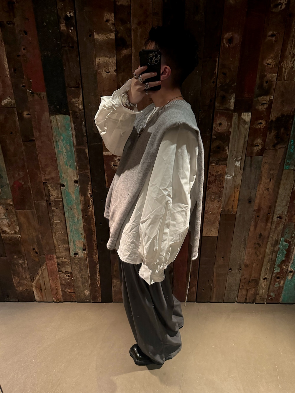 「hkboy、hk、Maison Margiela、mm6 Maison Margiela」｜「Maison Margielaのアイテム（アンサンブル、グレー系）」を使った、CMPさん（メンズ・174cm）の春コーディネートの3枚目の写真