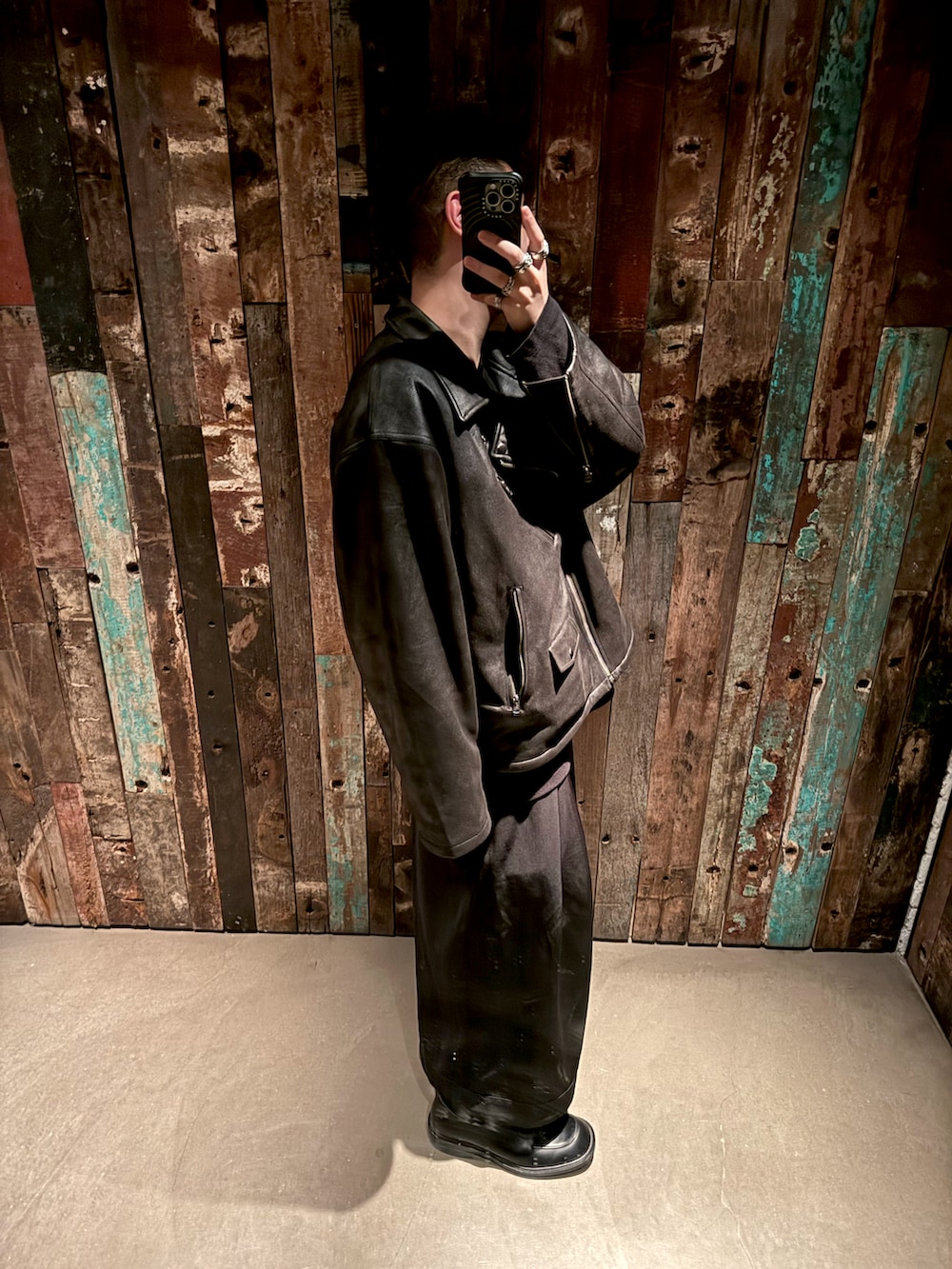 ブラック系のジャケット/アウター、ブラック系のパンツ、ブラック系のシューズを着用したメンズの春コーディネートの3枚目の写真