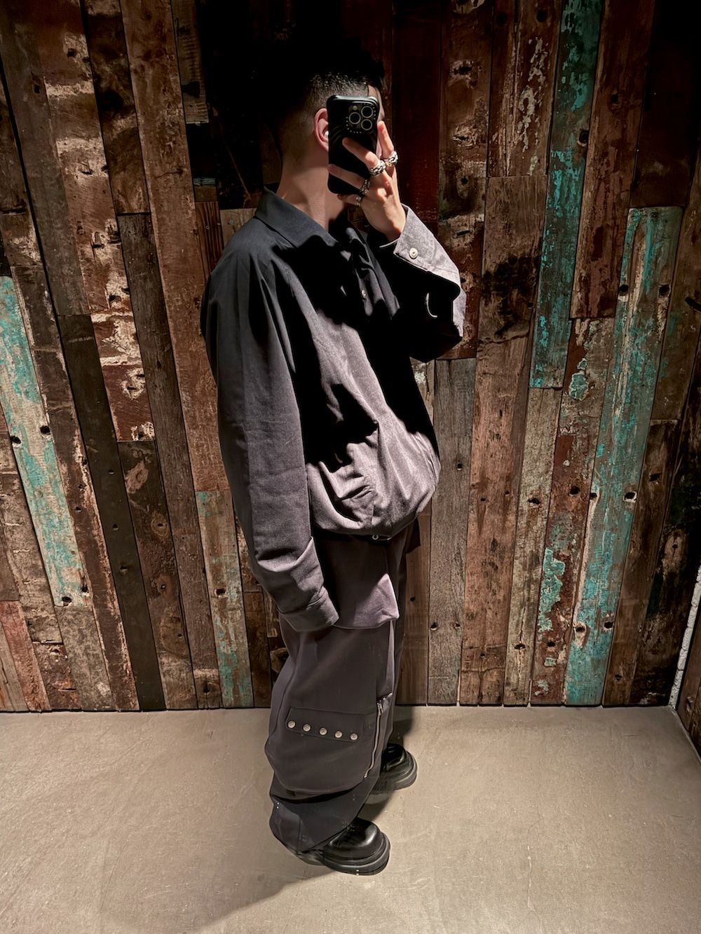 グレー系のジャケット/アウター、グレー系のパンツ、ブラック系のシューズを着用したメンズの春コーディネートの3枚目の写真