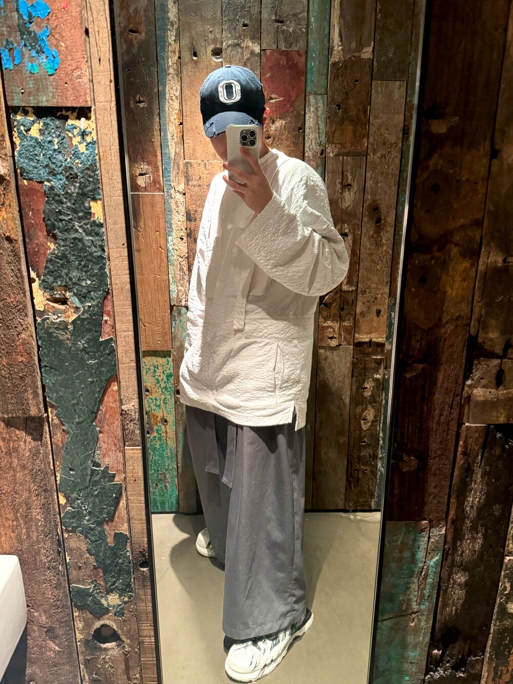 「CRAIG GREENのアイテム（トップス、ホワイト系）」を使った、CMPさん（メンズ・174cm）の春コーディネートの3枚目の写真