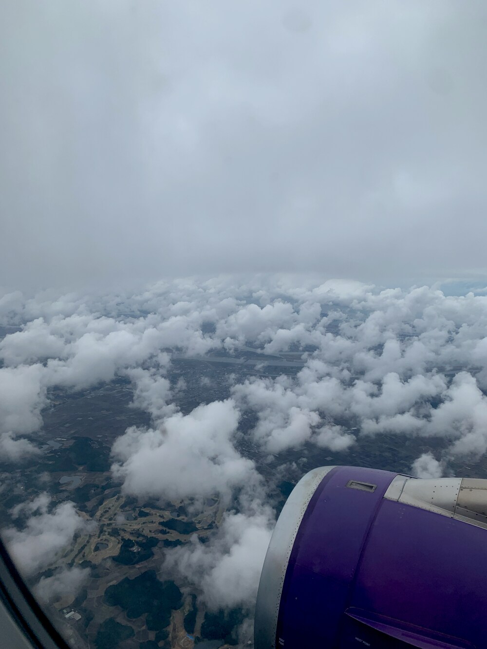 ブルー系のニット/セーター、ブラック系のパンツ、シルバー系のシューズを着用したメンズの春コーディネートの2枚目の写真