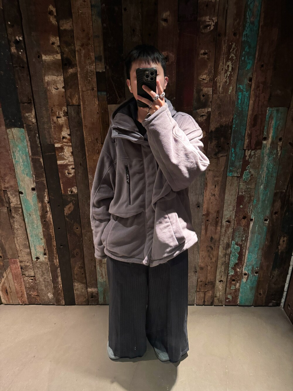 グレー系のジャケット/アウター、グレー系のシューズを着用したメンズの春コーディネートの2枚目の写真