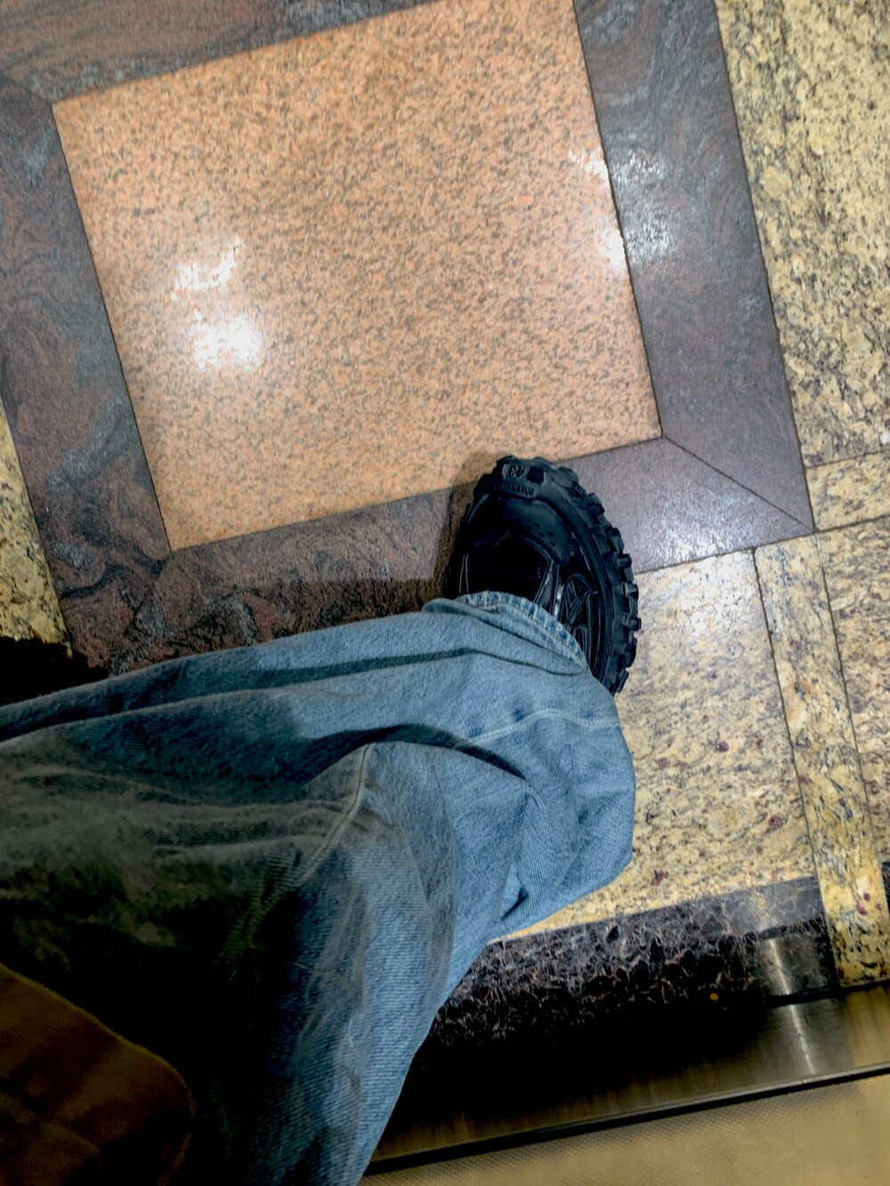 ブルー系のTシャツ/カットソー、その他のパンツ、ブラック系の帽子を着用したメンズの春コーディネートの3枚目の写真