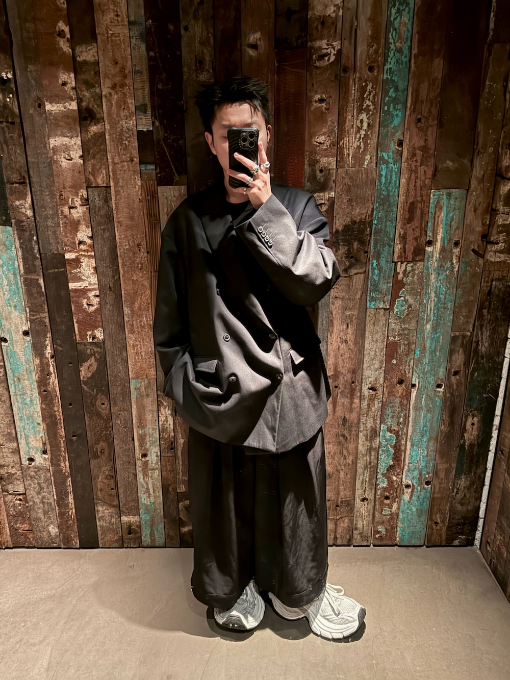 ブラック系のジャケット/アウター、ブラック系のパンツ、ホワイト系のシューズを着用したメンズの冬コーディネートの3枚目の写真