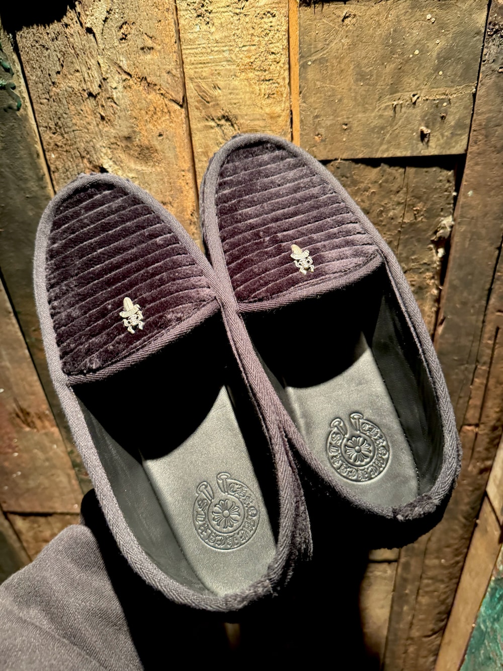 ブラック系のジャケット/アウター、ブラック系のパンツ、グレー系のシューズを着用したメンズの春コーディネートの4枚目の写真