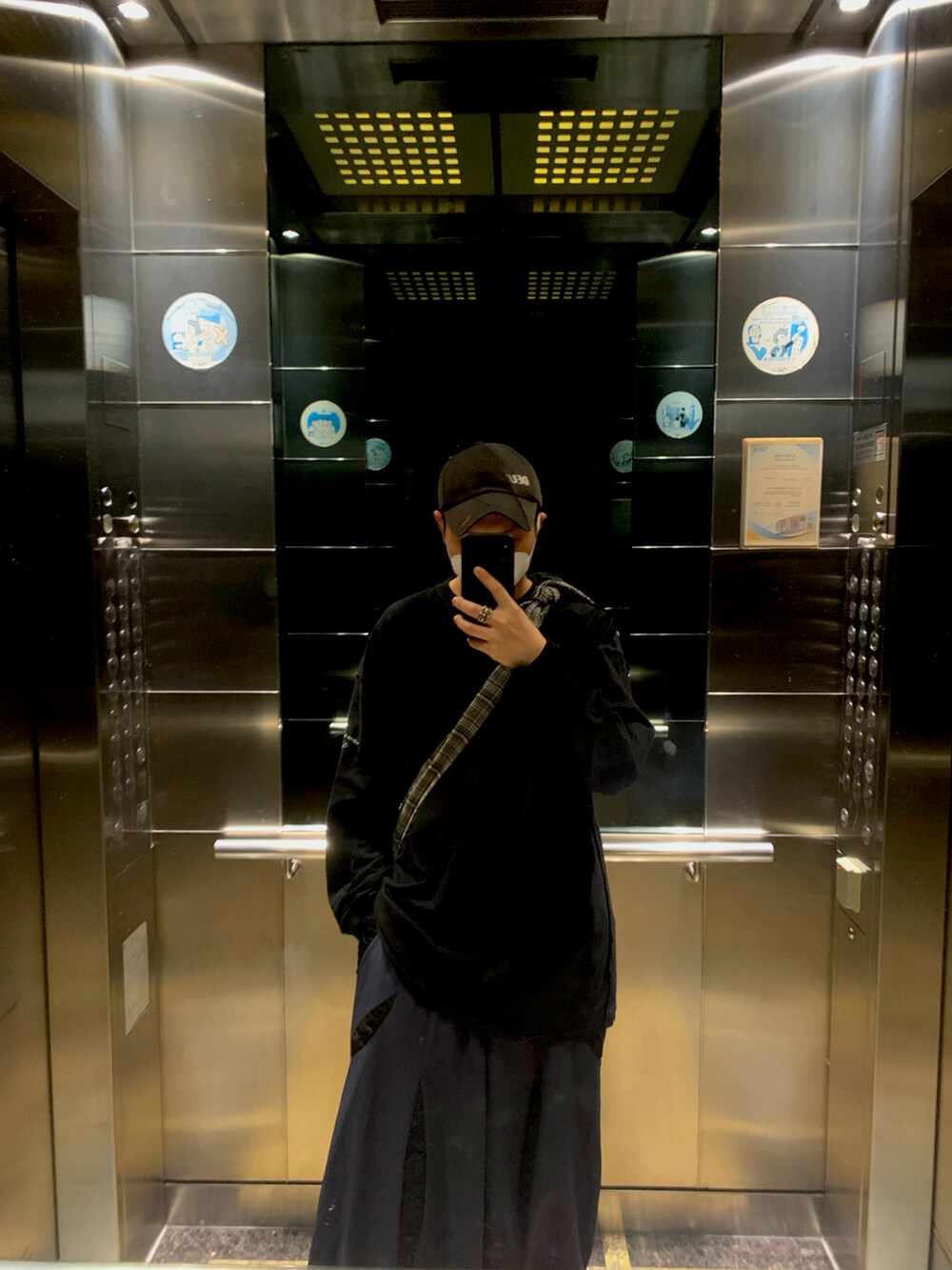 「VETEMENTSのアイテム（帽子、ブラック系）」を使った、CMPさん（メンズ・174cm）の春コーディネートの2枚目の写真