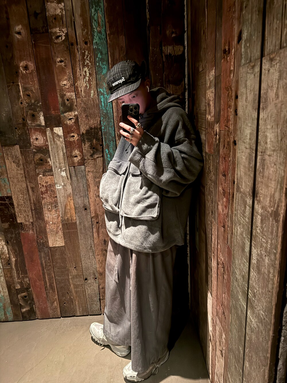 グレー系のジャケット/アウター、グレー系のシューズ、ブラック系の帽子を着用したメンズの冬コーディネートの3枚目の写真