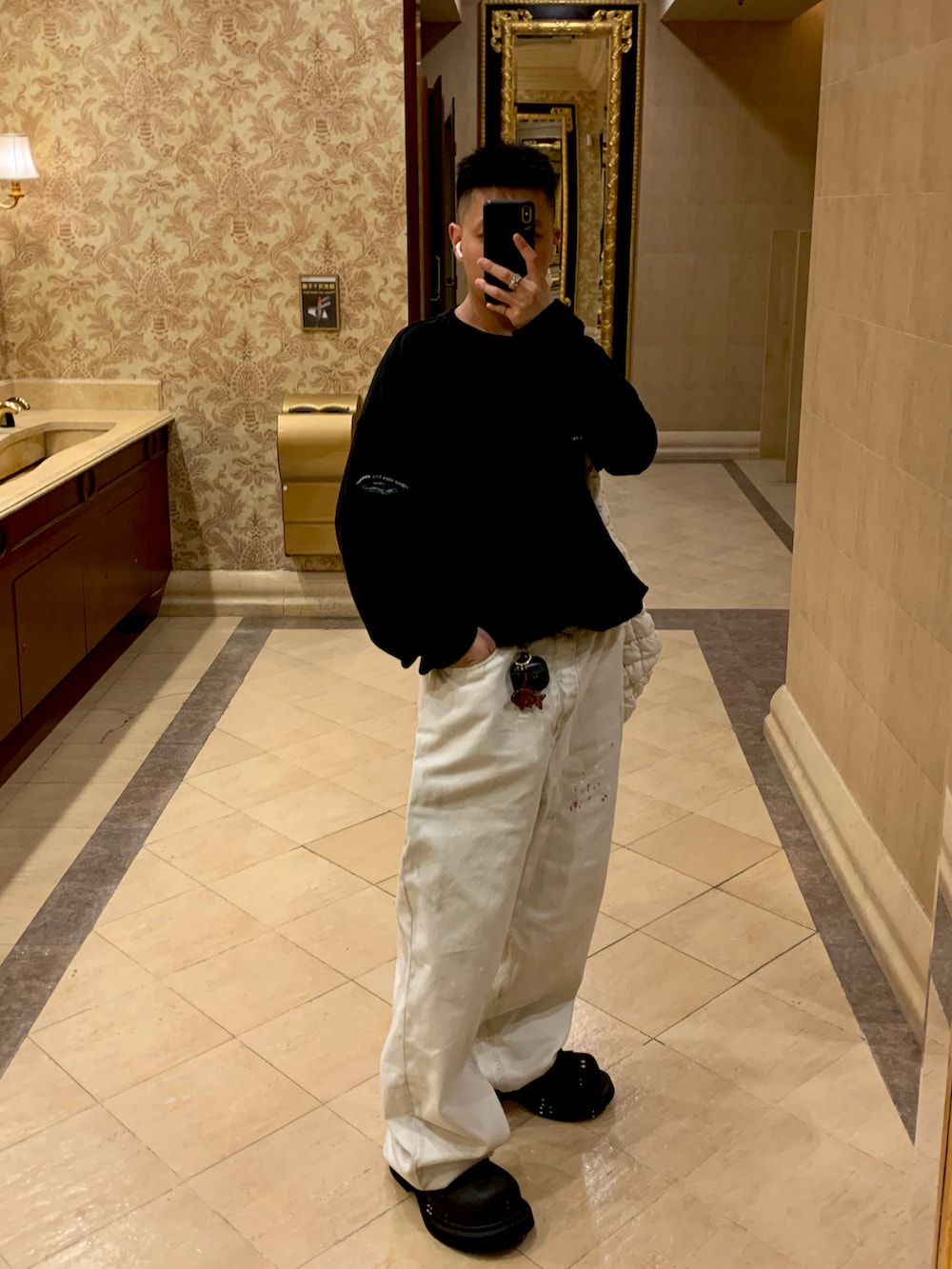 「VETEMENTSのアイテム（トップス、ブラック系）」を使った、CMPさん（メンズ・174cm）の春コーディネートの3枚目の写真