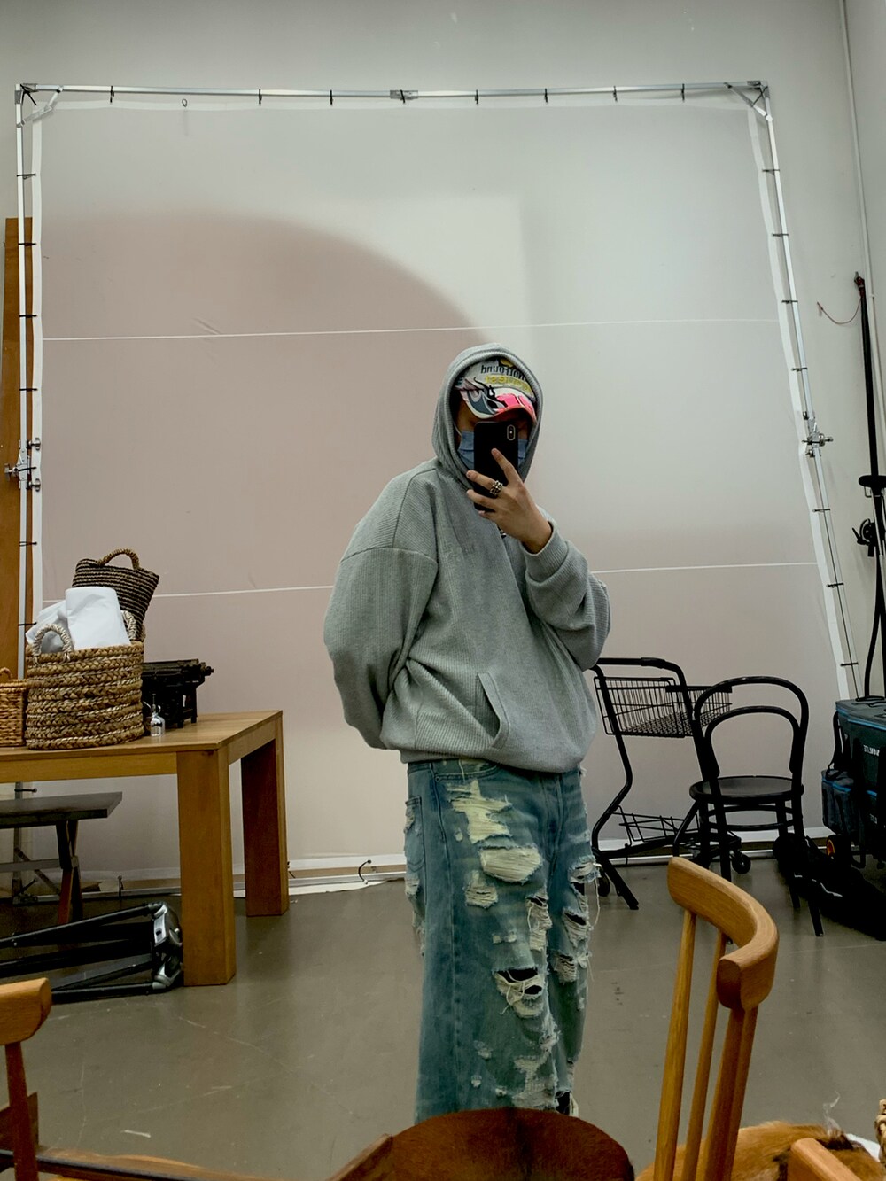 シルバー系のジャケット/アウター、ブルー系のキャップを着用したメンズの秋コーディネートの2枚目の写真