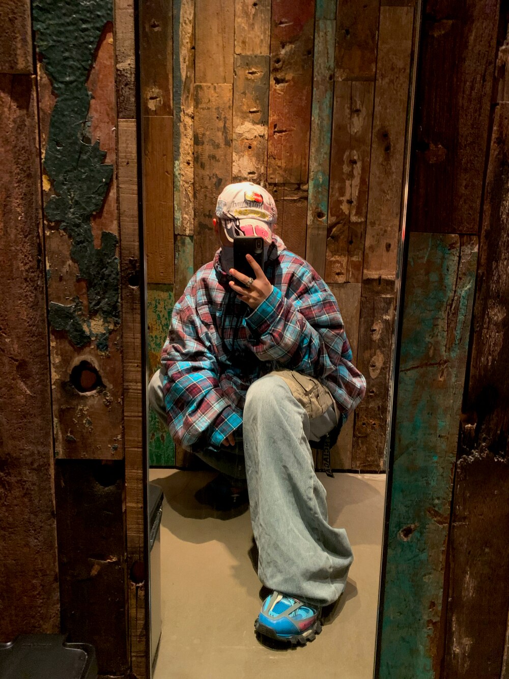 ブルー系のジャケット/アウター、ブルー系のパンツ、ブルー系のシューズを着用したメンズの冬コーディネートの4枚目の写真